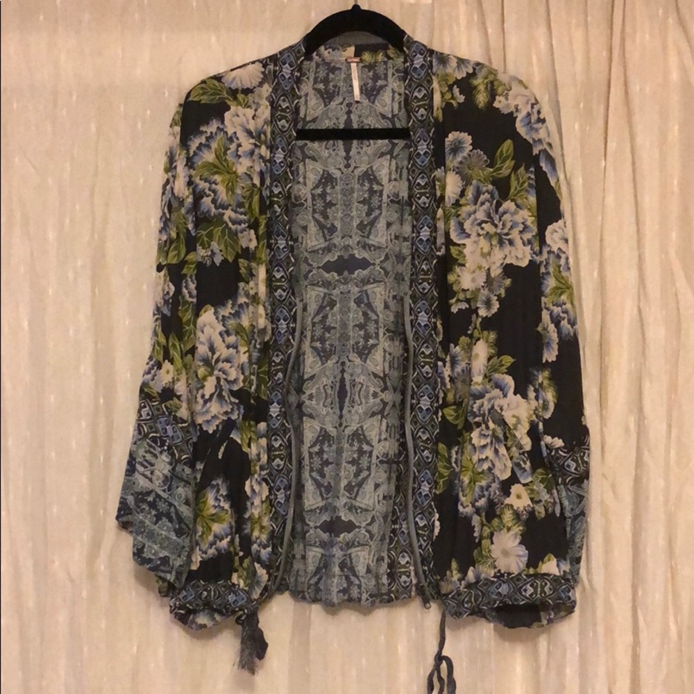 Free People blue floral zip throw